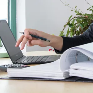 Laptop und Akten