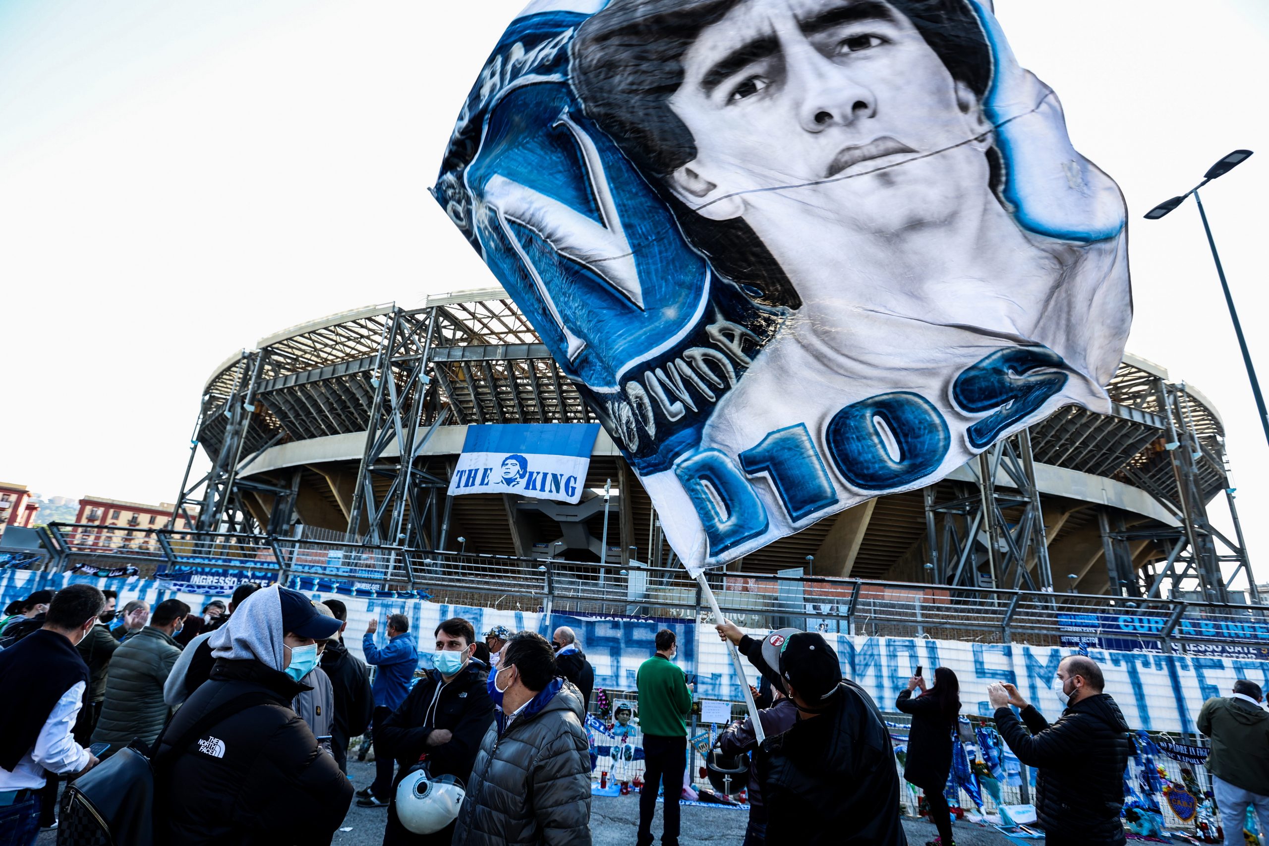 Diego Maradona auf einer Fahne abgebildet