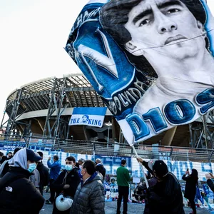 Diego Maradona auf einer Fahne abgebildet