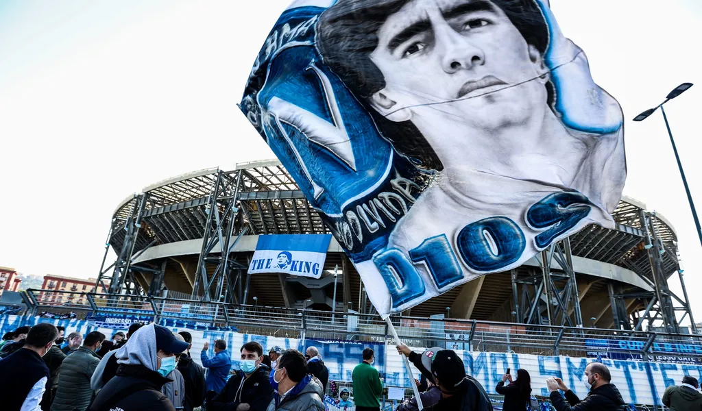 Diego Maradona auf einer Fahne abgebildet