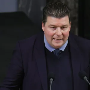 Bei einer Sitzung der Hamburgischen Bürgerschaft im Rathaus Hamburg spricht Finanzsenator Andreas Dressel (SPD) zu den Abgeordneten.
