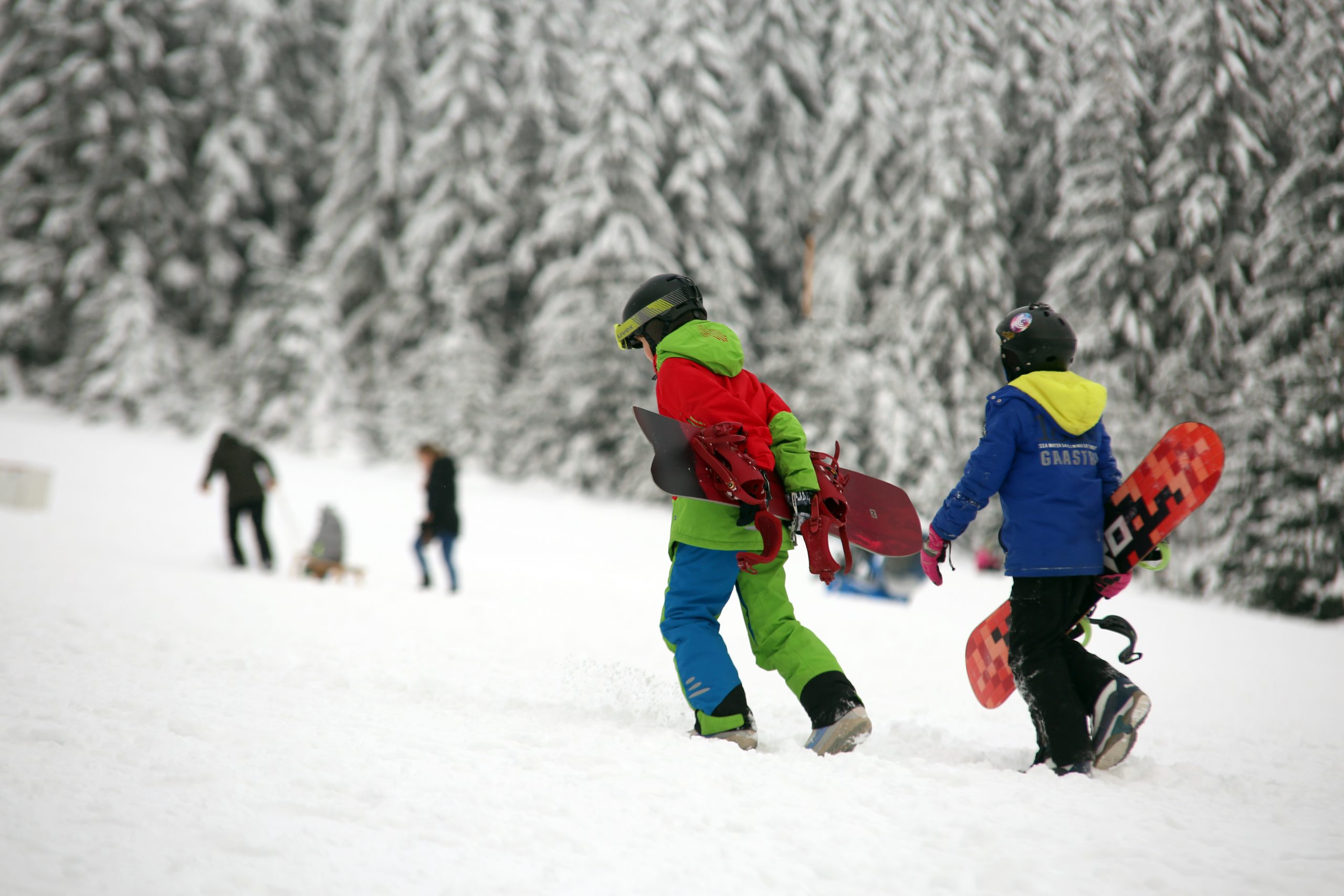 Junge Wintersporttouristen sind am Wurmberg zu Fuß an einem Hang unterwegs. (Archivfoto)