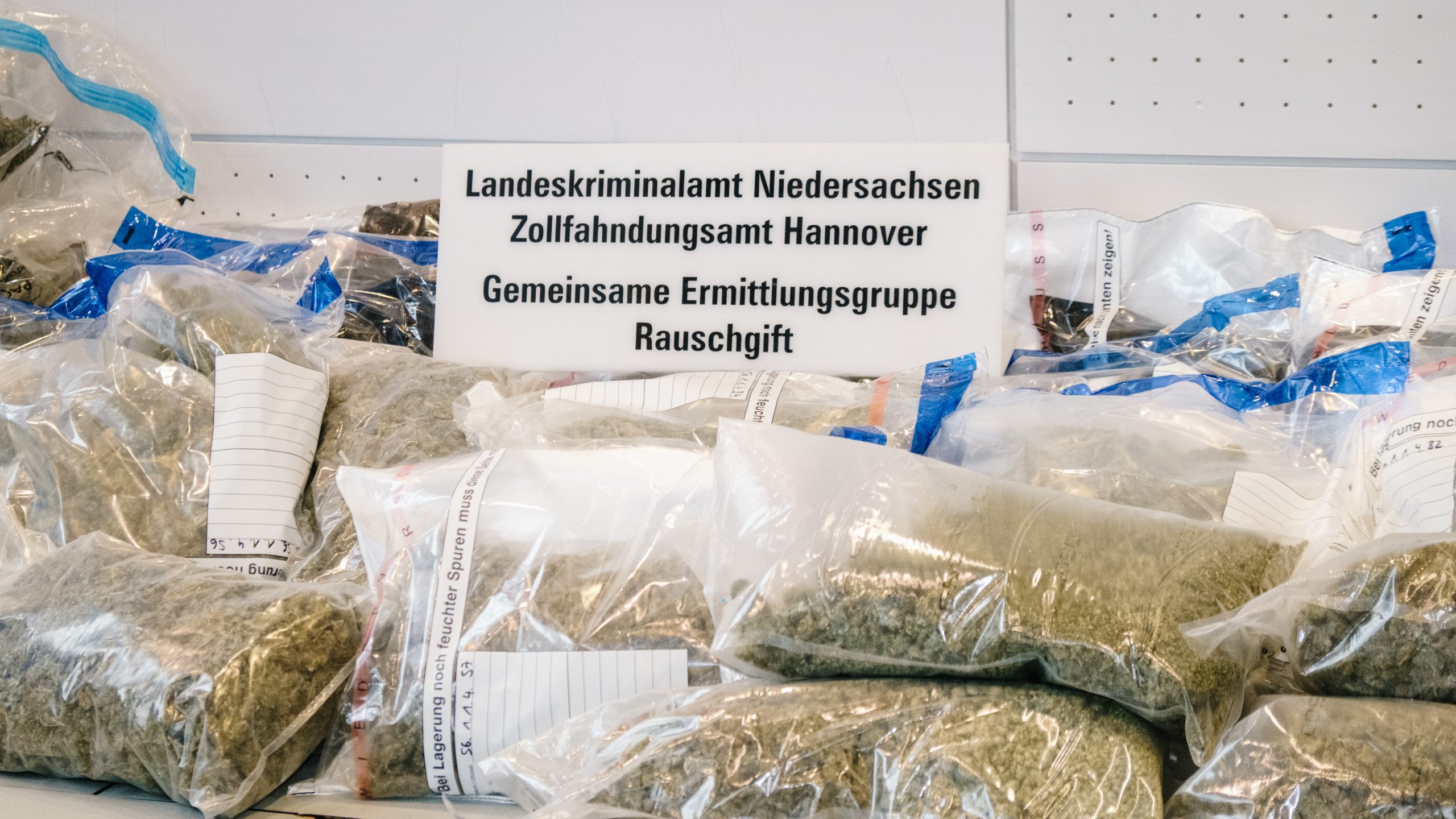 Mehrere Kilogramm Cannabis liegen auf einem Tisch im Landeskriminalamt Niedersachsen. 132 Millionen Euro Schaden verursachte organisierte Kriminalität meist mit Drogenhandel und – schmuggel im vergangenen Jahr.