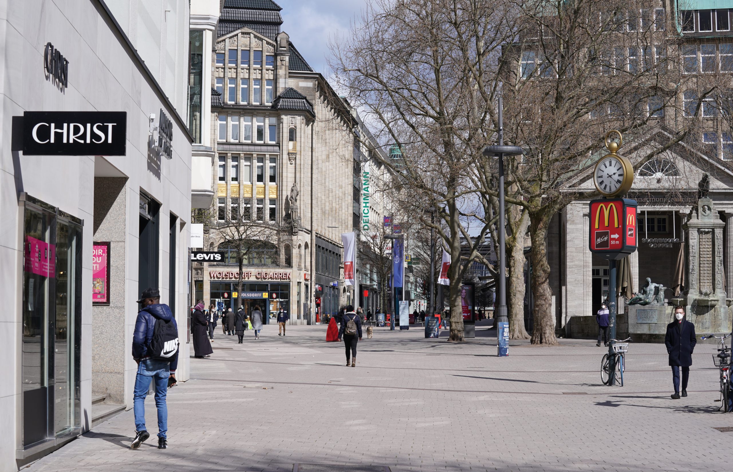 Passanten gehen durch die Einkaufsstraße Spitalerstraße in der Innenstadt. Händler:innen leiden unter dem zunehmenden Online-Geschäft. EIne App soll das ändern.