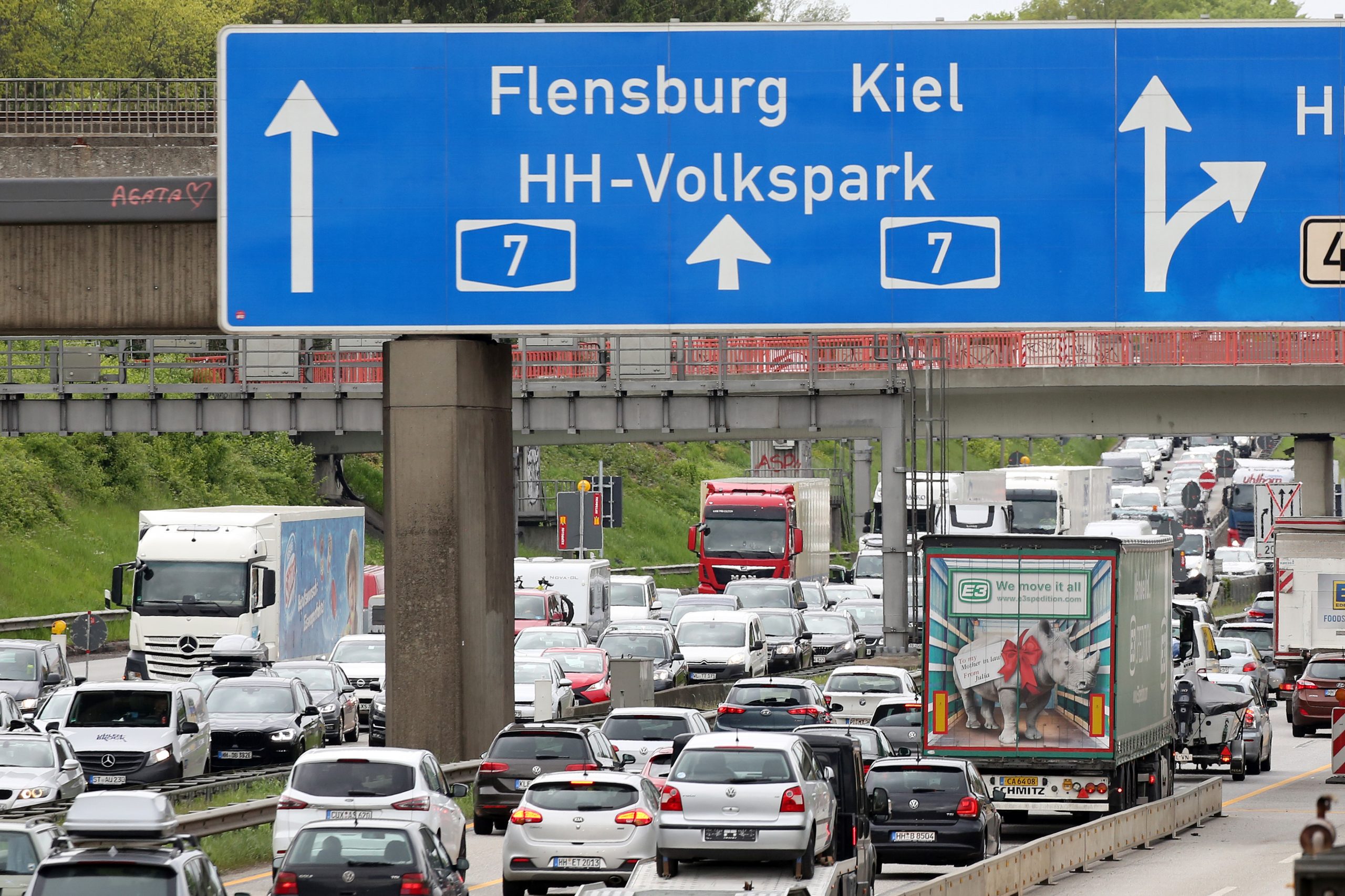 Im Hamburger Süden wird ein neues Autobahnkreuz Hamburg-Hafen gebaut. Dafür gibt es auf der A7 bald Beeinträchtigungen in beide Richtungen. (Symbolbild)
