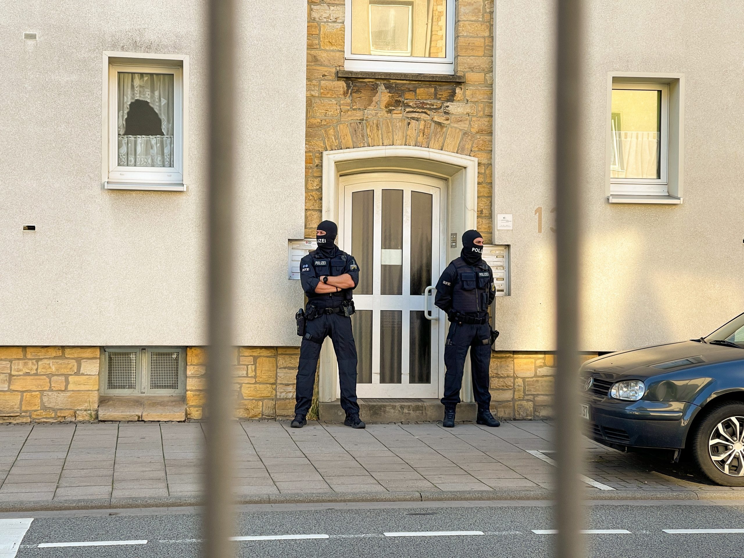 Polizisten vor Haus in Osnabrück