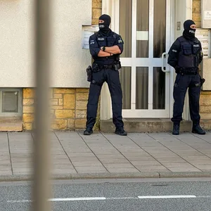 Polizisten vor Haus in Osnabrück