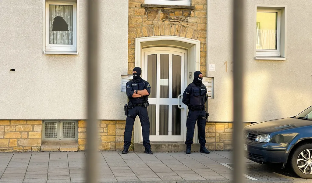 Polizisten vor Haus in Osnabrück