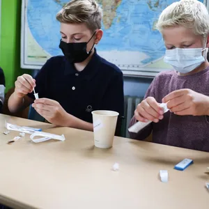 Schüler tragen Maske im Unterricht