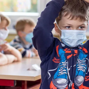 Über die Maskenpflicht im Unterricht wird in Krefeld derzeit heftig gestritten (Symbolbild).