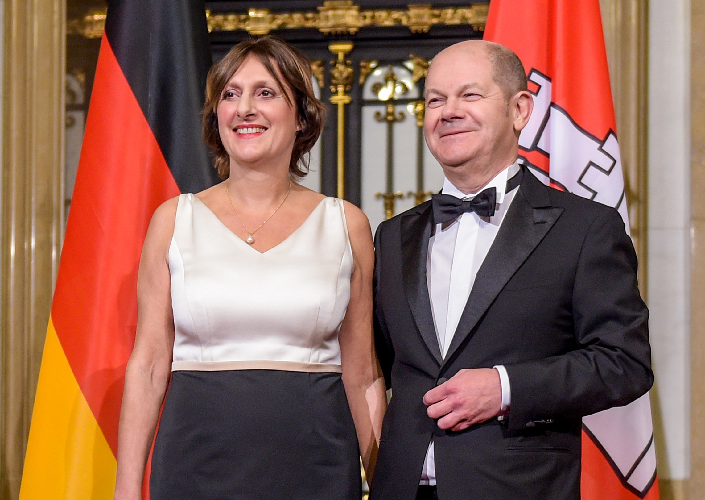 Hamburgs Bürgermeister Olaf Scholz (SPD) und seine Frau Britta Ernst warten im Hamburger Rathaus.