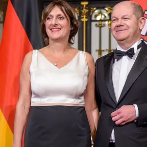Hamburgs Bürgermeister Olaf Scholz (SPD) und seine Frau Britta Ernst warten im Hamburger Rathaus.