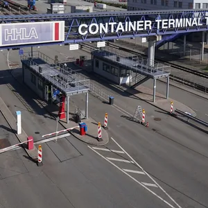 Container Terminal Tollerort Hamburger Hafen Sonnenschein Wolken