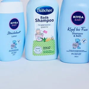 Babypflege-Produkte von Nivea und Bübchen in ähnlichen blauen Verpackungen