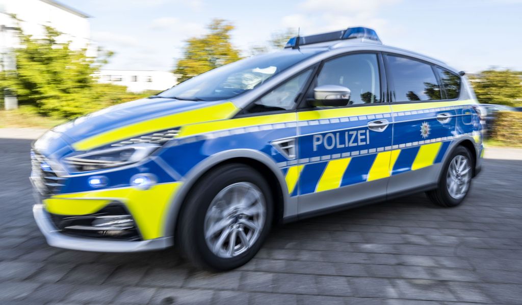 Ein Polizeiwagen fährt mit eingeschaltetem Blaulicht zu einem Einsatz