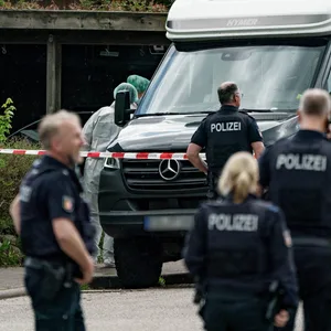 Die Polizei vor dem Haus in Dänischenhagen bei Kiel, in dem im Mai zwei Tote gefunden wurden.