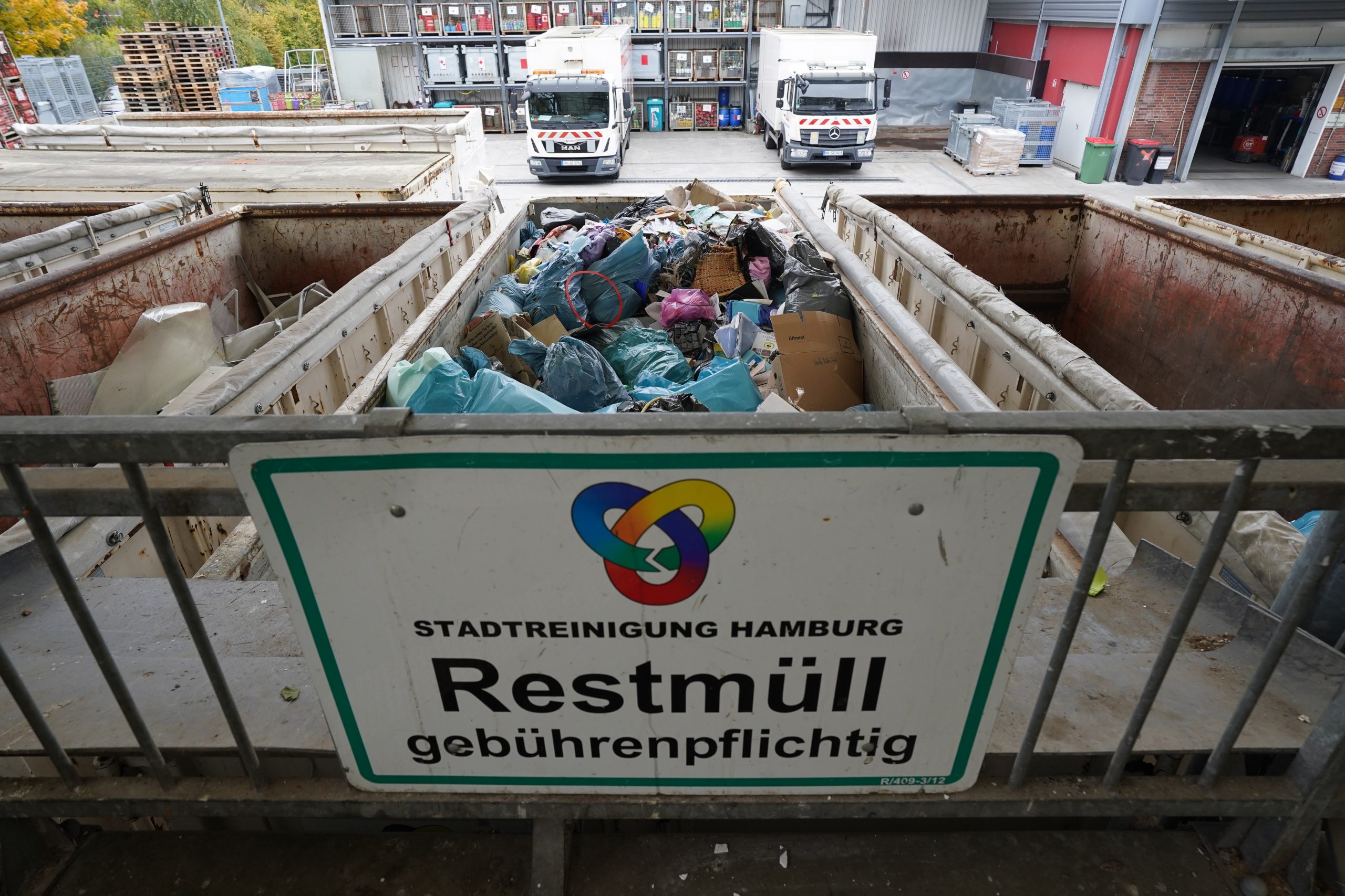 Ein Container für Restmüll steht auf dem Gelände des Recyclinghofs Rondenbarg.