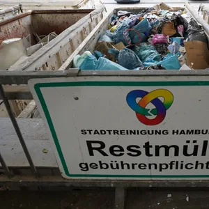 Ein Container für Restmüll steht auf dem Gelände des Recyclinghofs Rondenbarg.