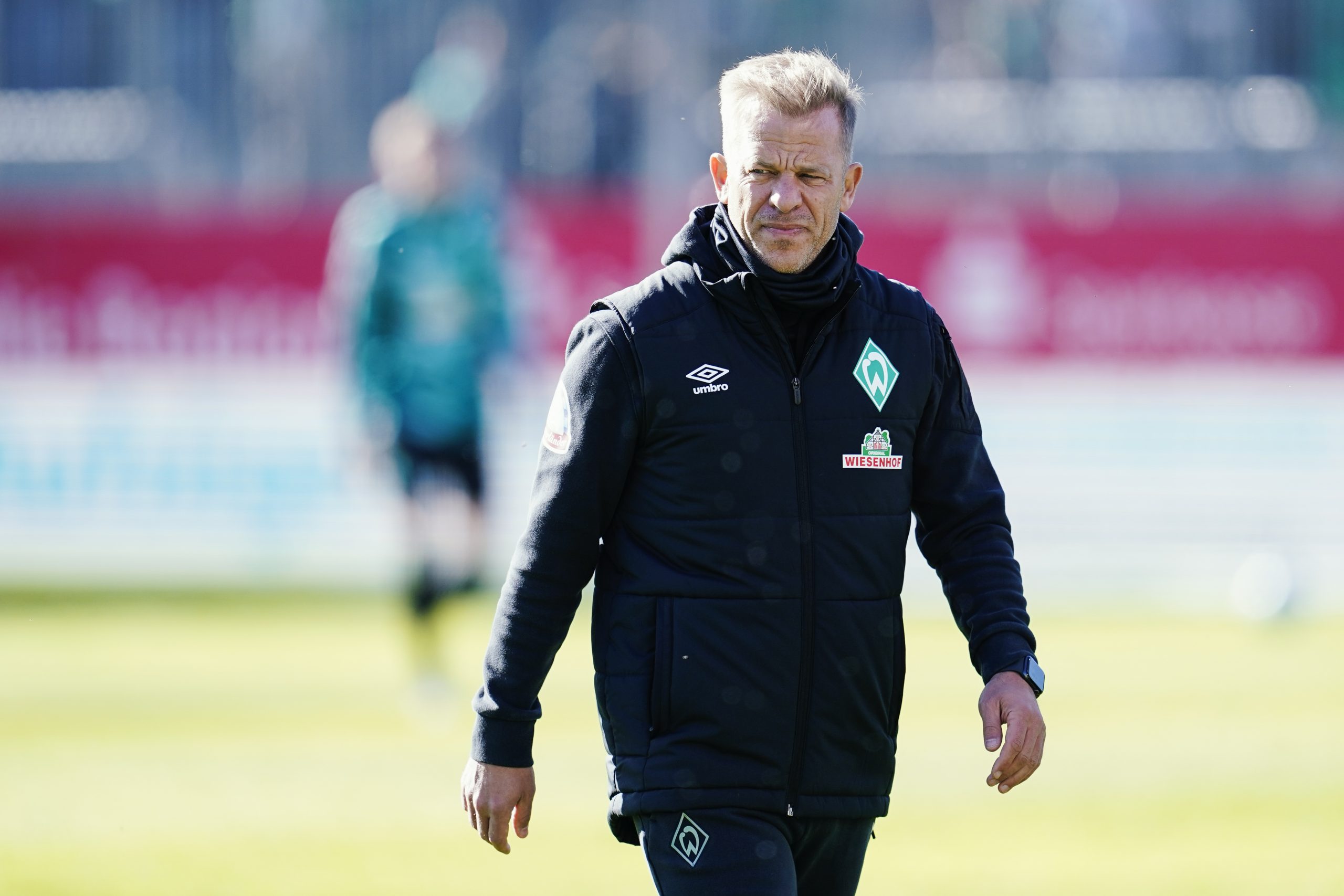 Bremens Trainer Markus Anfang geht übers Spielfeld.