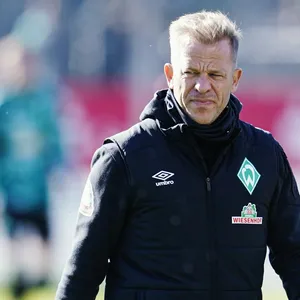 Bremens Trainer Markus Anfang geht übers Spielfeld.
