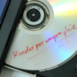 Kinderpornografie (Symbolfoto Disc in PC)