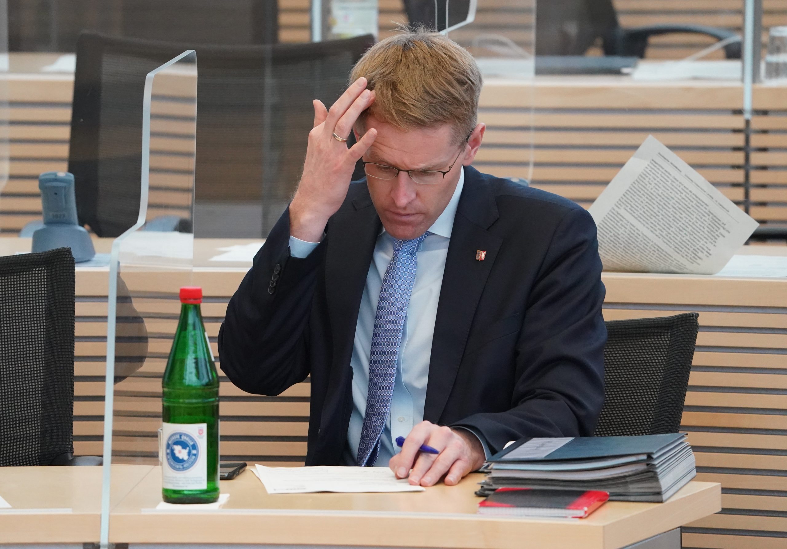 Daniel Günther (CDU), Ministerpräsident in Schleswig-Holstein, sitzt nachdenklich im Kieler Landtag.