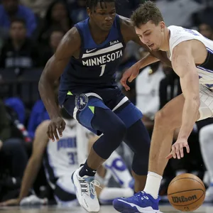 Orlandos Franz Wagner im Zweikampf mit Minnesotas Anthony Edwards