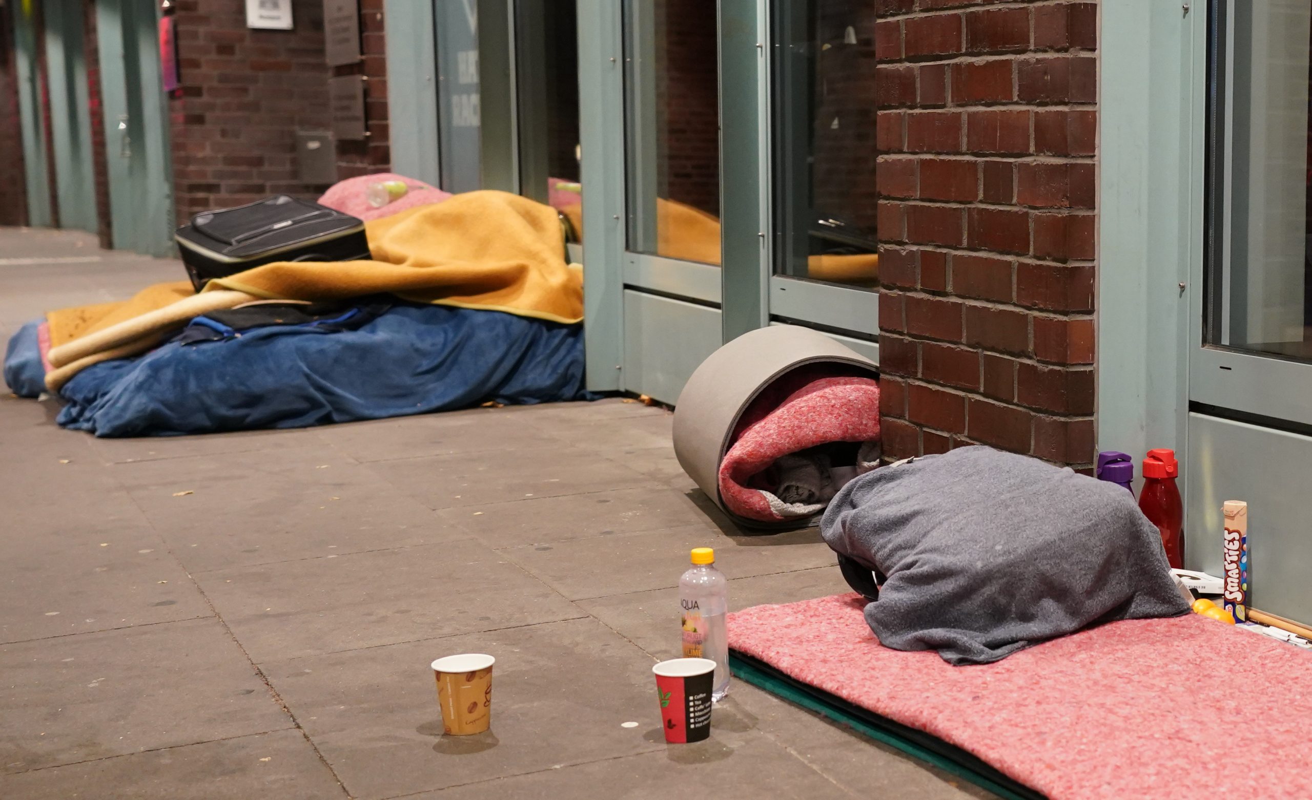 Schlafplätze von obdachlosen Menschen sind in der Innenstadt während der Tour des Mitternachtsbusses zu sehen.