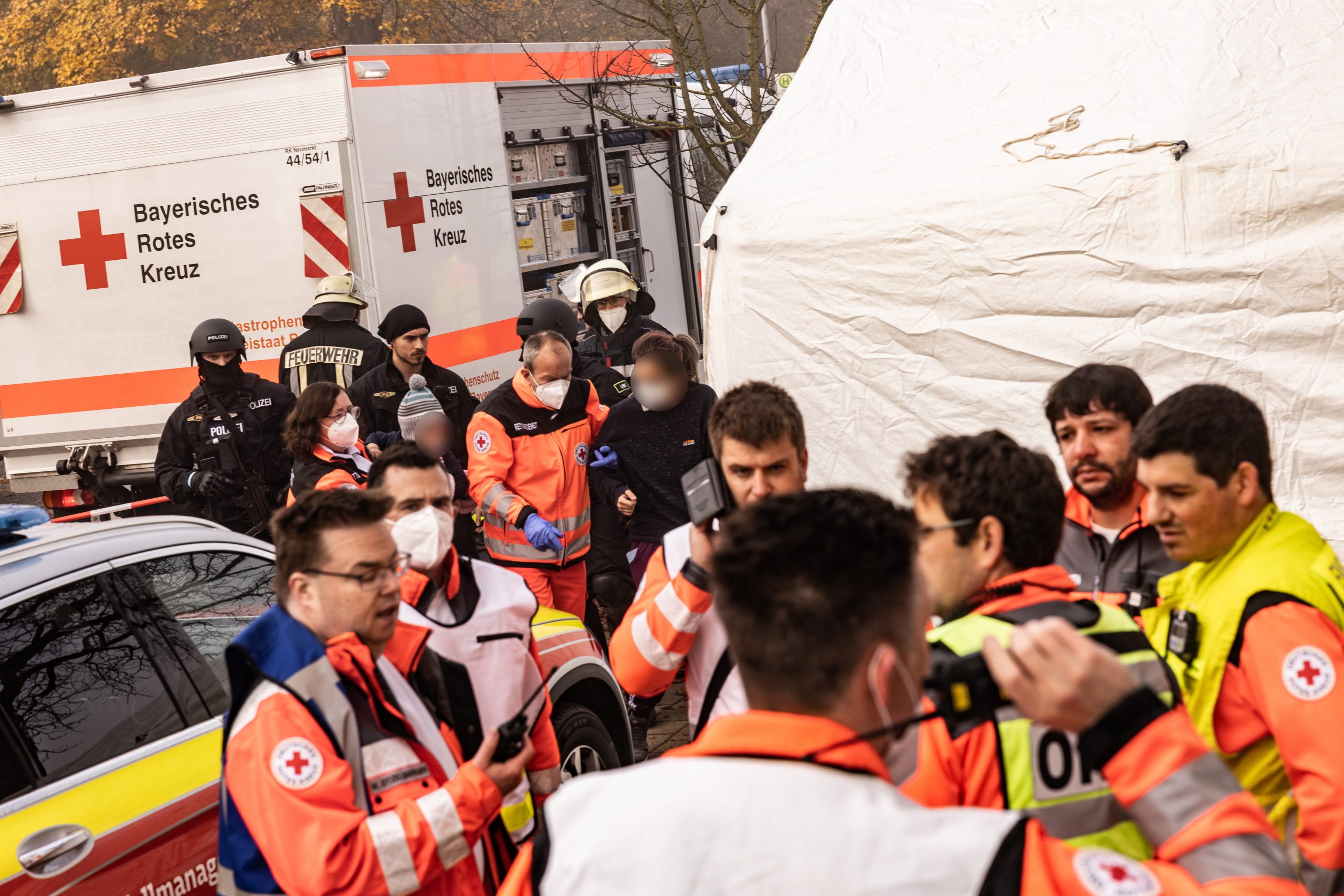 Zahlreiche Rettungskräfte versorgten die schockierten Reisenden am Bahnhof Seubersdorf.