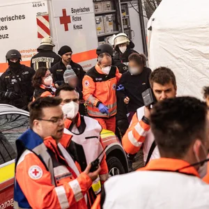 Zahlreiche Rettungskräfte versorgten die schockierten Reisenden am Bahnhof Seubersdorf.