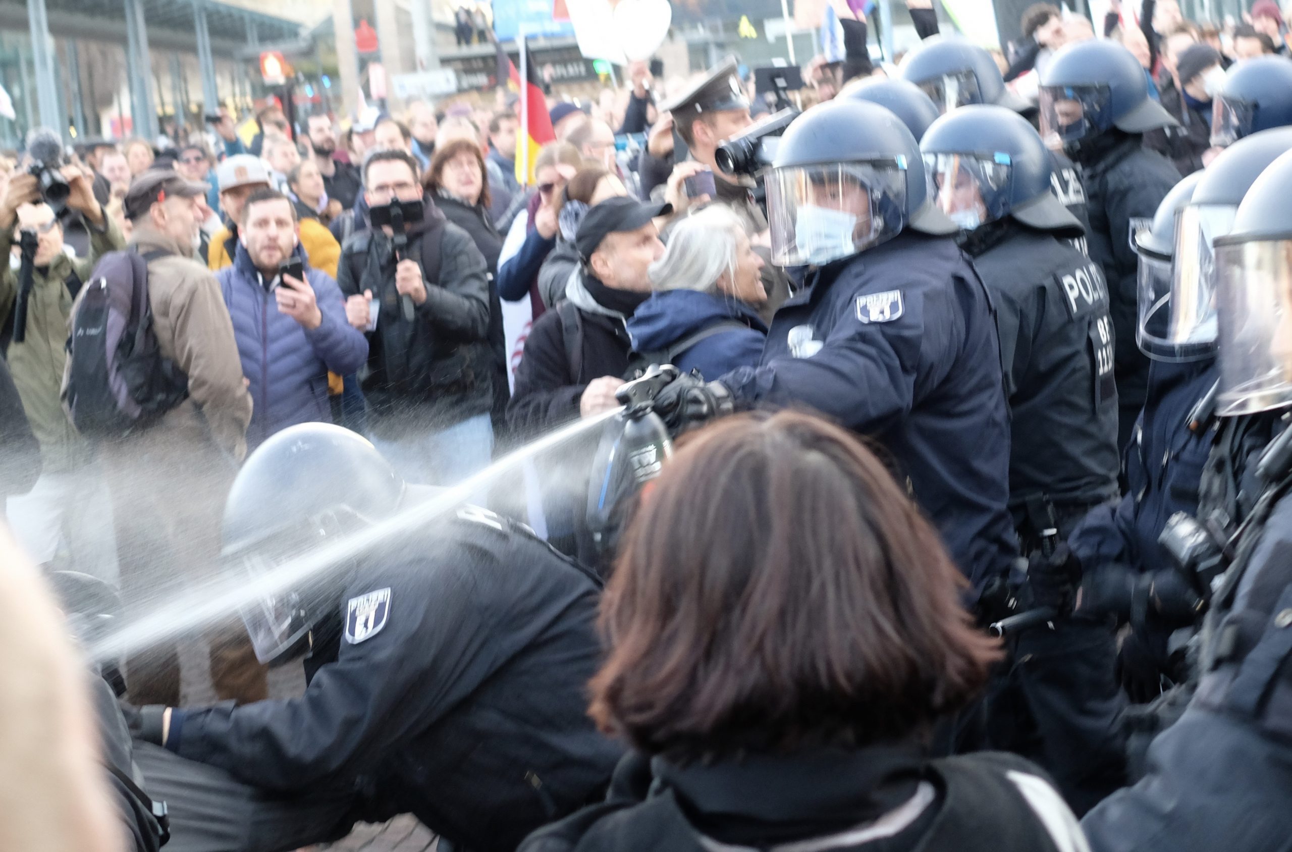 Ein Polizist setzt Pfefferspray bei der „Querdenker“-Demo in Leipzig ein.