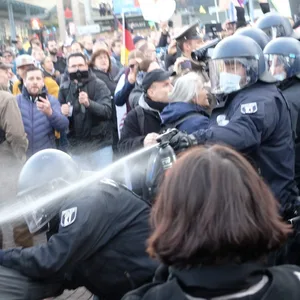 Ein Polizist setzt Pfefferspray bei der „Querdenker“-Demo in Leipzig ein.