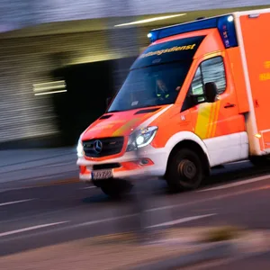 Bei einer Messerstecherei in der Region Hannover wurde ein Mann lebensgefährlich verletzt. (Symbolbild)