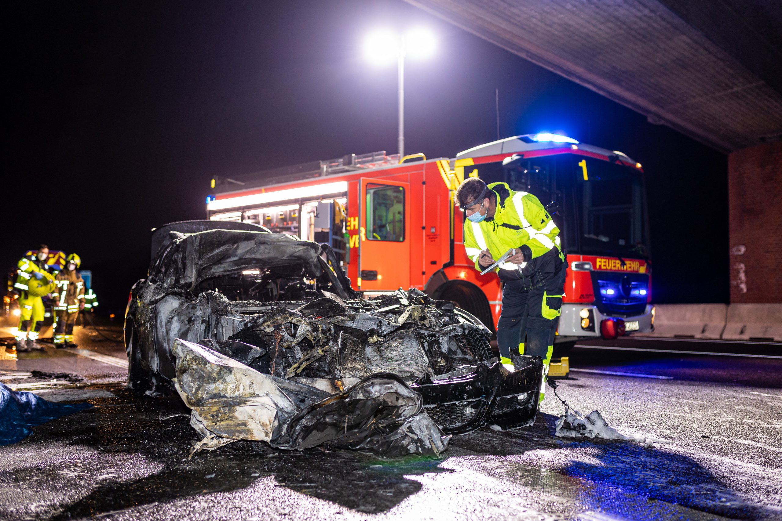 Tödlicher Unfall auf der A2 bei Hannover. Ein ausgebranntes Autowrack steht auf der Fahrbahn.