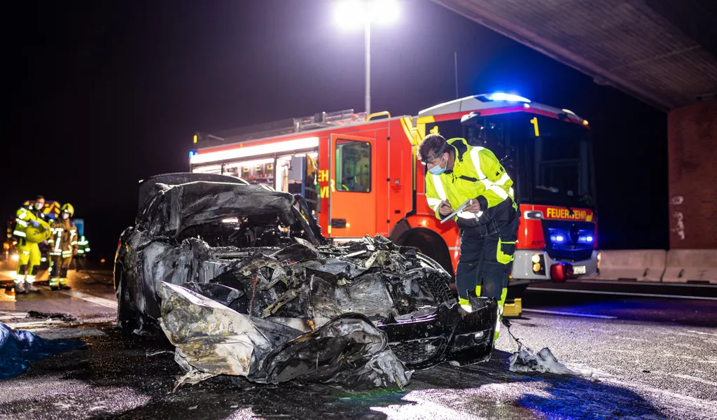 Tödlicher Unfall auf der A2 bei Hannover. Ein ausgebranntes Autowrack steht auf der Fahrbahn.