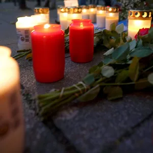 Kerzen stehen auf dem Joseph-Carlebach-Platz im Grindel-Viertel.