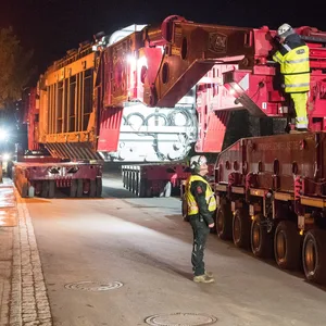 Der Schwerlasttransport mit einem 350 Tonnen wiegenden Trafo.