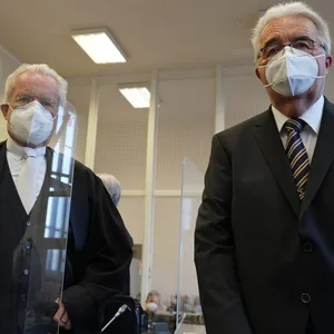 X Der frühere Leiter des Bezirksamts Nord, Harald Rösler (r.), steht im Gerichtssaal neben seinem Anwalt Johann Schwenn.
