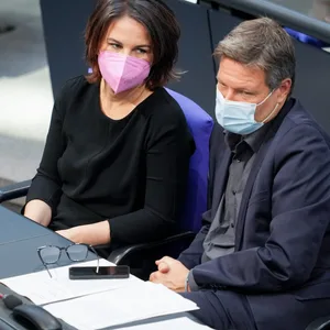 Annalena Baerbock, Bundesvorsitzende von Bündnis 90/Die Grünen, und Robert Habeck, Bundesvorsitzender von Bündnis 90/Die Grünen, nehmen an der Sitzung des Bundestags teil.