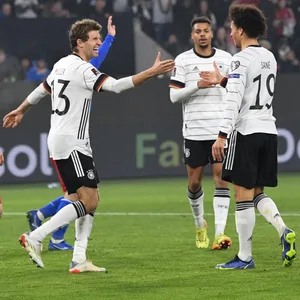 Deutschland-Spieler Thomas Müller und Leroy Sané jubeln