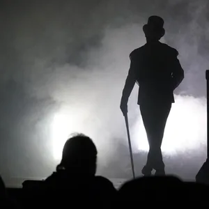 Während der Generalprobe zu „Der Geheimagent“ auf der Bühne im Deutschen Schauspielhaus.