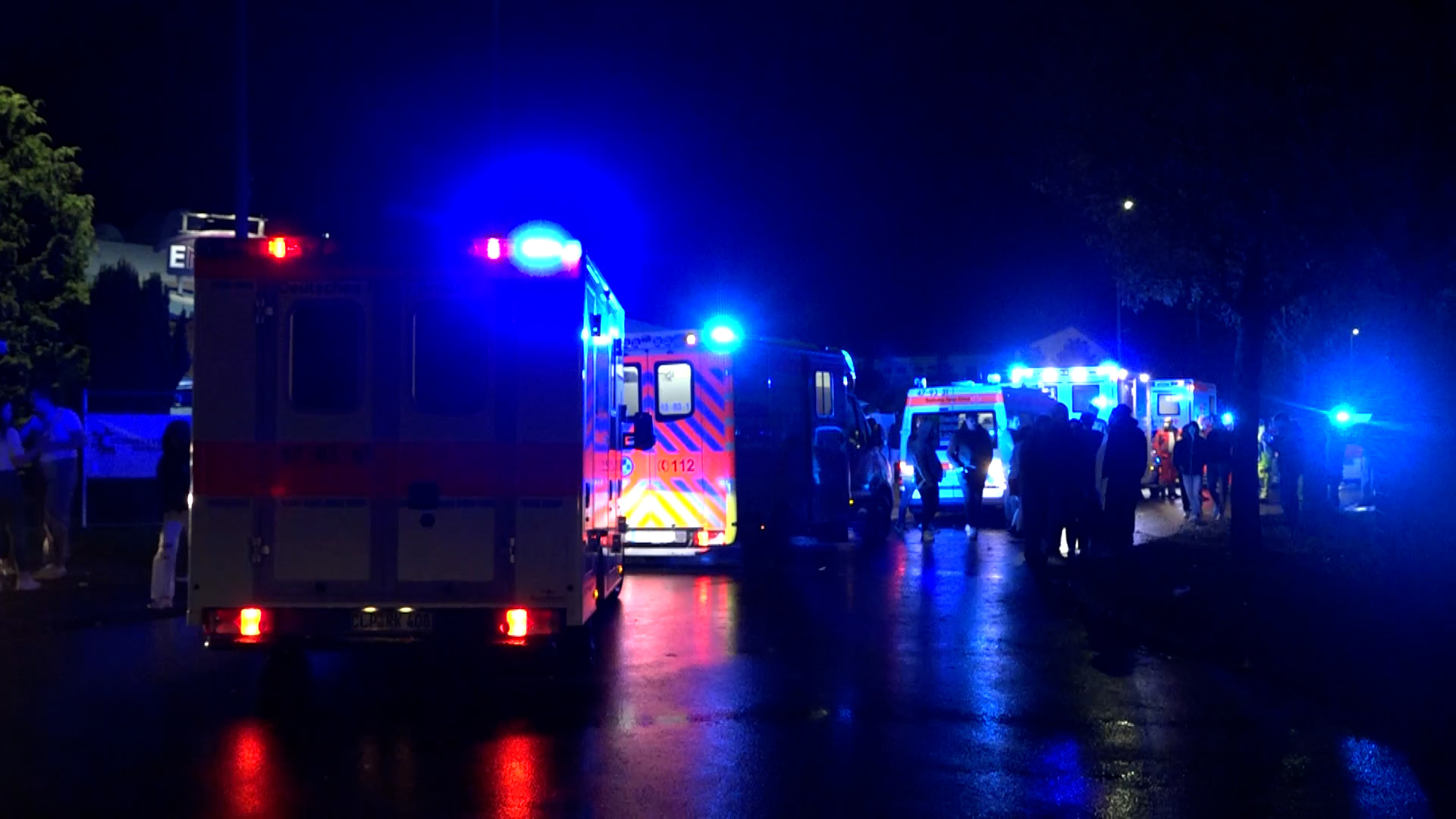Rettungswagen und Polizei steht von einer Diskothek in Friesoythe