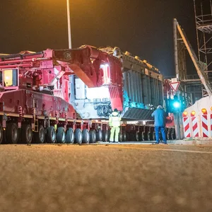 Der Schwerlaststransport auf dem Weg durch Bergedorf.