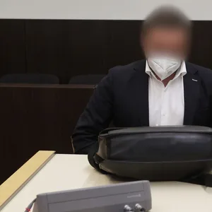 Der Angeklagte ist der Justiz bereits unter 38 Alias-Namen bekannt.