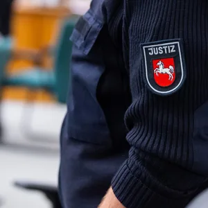 Der Angeklagte (M.) vor Prozessbeginn im Saal vom Landgericht. Der Richter verlas am zweiten Prozesstag ein vom Angeklagten unterschriebenes Geständnis.