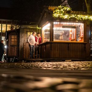 Schausteller bauen eine Bude für den Weihnachtsmarkt auf dem Lüneburger Rathausplatz auf