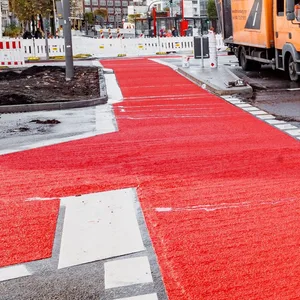 Neu eingerichtete Fahrradspuren auf der Eslanade sind mit roter Farbe markiert.