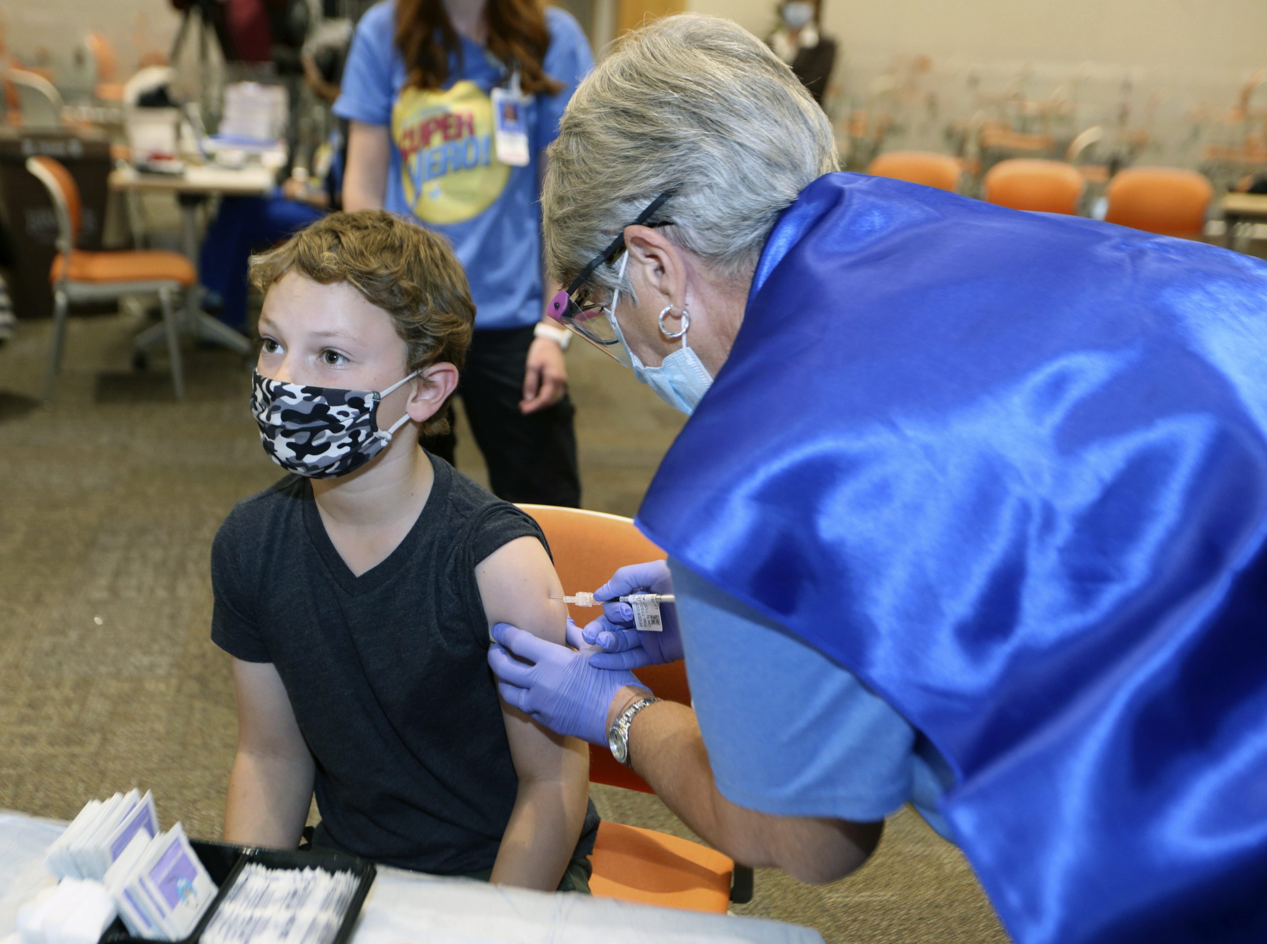 Jackson Stukus (l, 11 Jahre alt) erhält einen COVID-19-Impfstoff von Pfizer von der pensionierten Krankenschwester Jill Rill in der ersten COVID-19-Impfklinik in Franklin County für Kinder im Alter von 5-11 Jahren im Nationwide Children's Hospital.