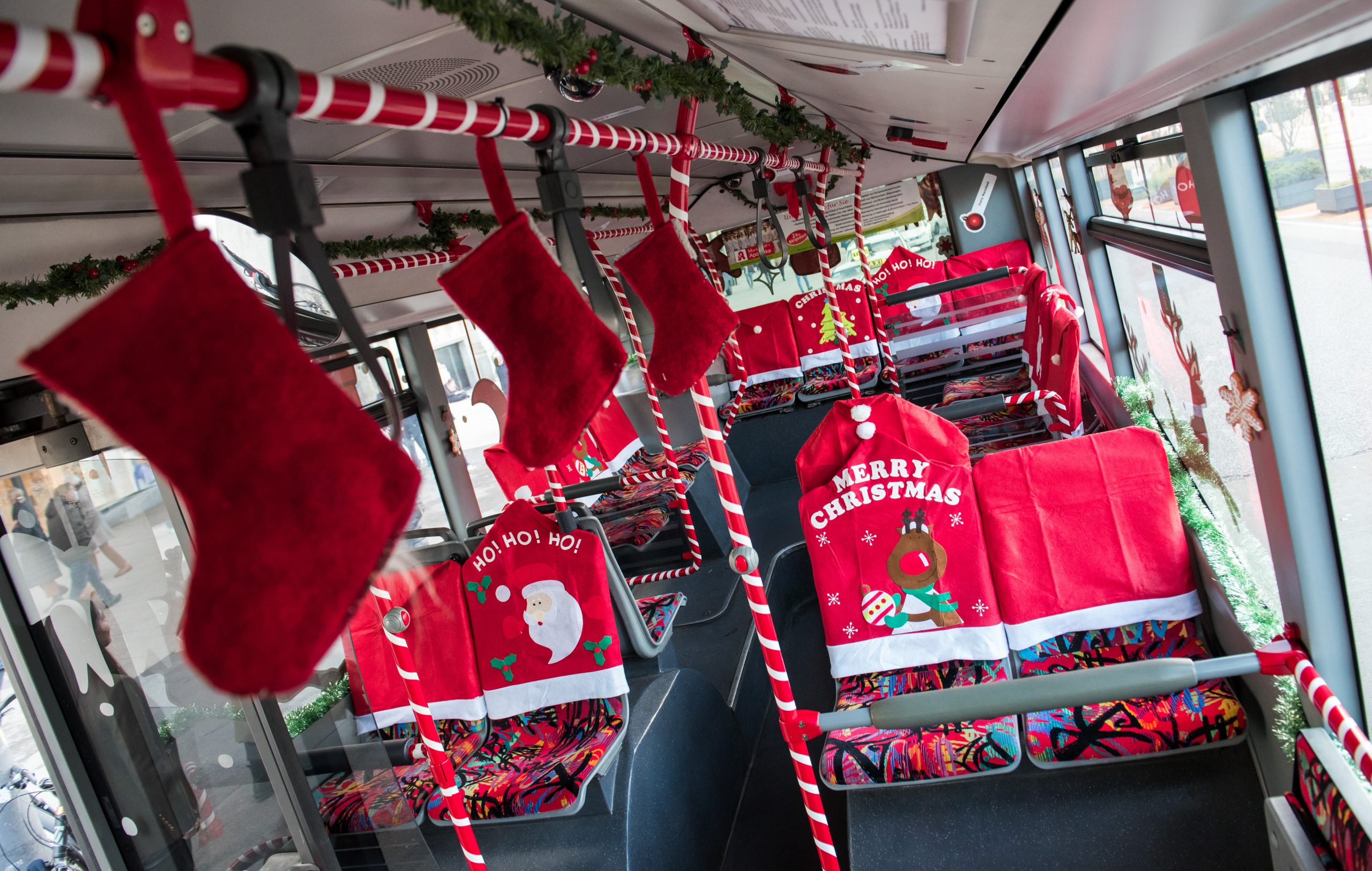 Der Weihnachtsbus fährt mit Haltestangen, die wie Zuckerstangen aussehen und noch viel mehr weihnachtlicher Dekoration durch Hamburg.