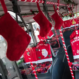 Der Weihnachtsbus fährt mit Haltestangen, die wie Zuckerstangen aussehen und noch viel mehr weihnachtlicher Dekoration durch Hamburg.